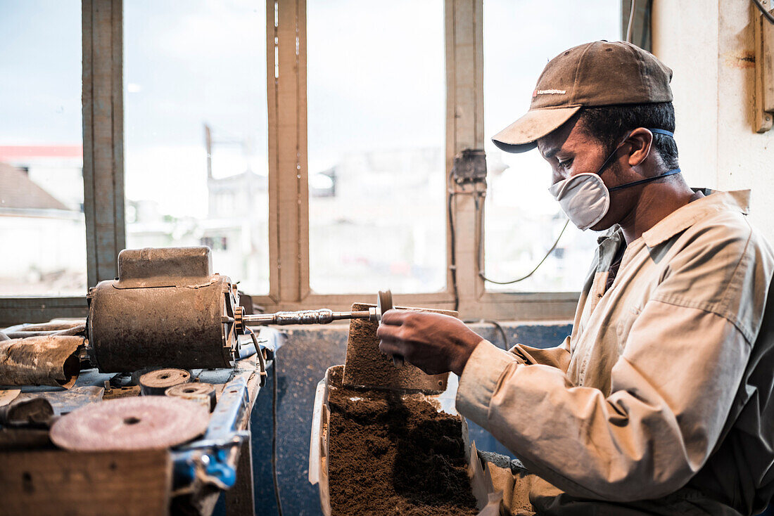 Herstellung von Kunsthandwerk aus Zebu-Horn, Antisrabe, Zentrales Hochland von Madagaskar