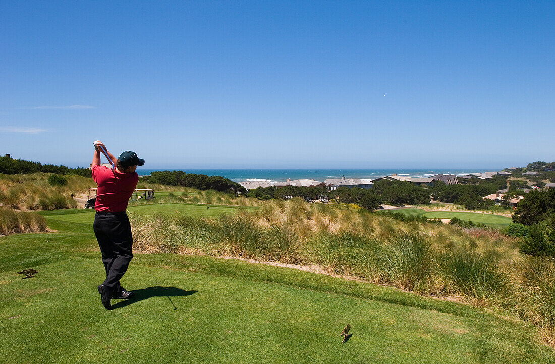 Der leitende Golfprofi Mark Swift beim Abschlag an Loch 15 auf dem Platz des Salishan Spa & Golf Resort an der Küste von Oregon.