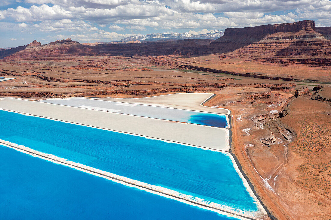 Verdunstungsteiche in einer Kali-Mine, in der Kali im Lösungsbergbauverfahren in der Nähe von Moab, Utah, gewonnen wird. Um die Verdunstung zu beschleunigen, wird blauer Farbstoff hinzugefügt.