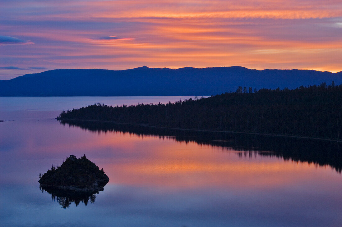 Sonnenaufgang mit Fannette Island in Emerald Bay; Emerald Bay State Park, Lake Tahoe, Kalifornien.