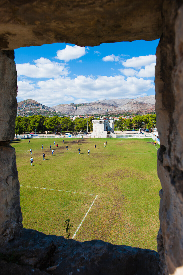Trogir Fußballplatz, Trogir, Dalmatinische Küste, Kroatien, Europa. Dieses Foto des atemberaubend gelegenen Fußballplatzes von Trogir wurde von der Festung Kamerlengo (Gradina Kamerlengo) auf der Obala Bana Berislavica aufgenommen.