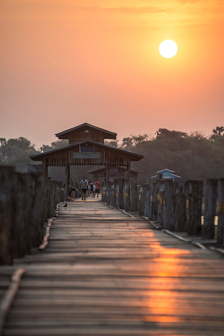 U Bein Teak Bridge bei Sonnenaufgang, eine 1,2 km lange Holzbrücke in Mandalay, Region Mandalay, Myanmar (Burma)