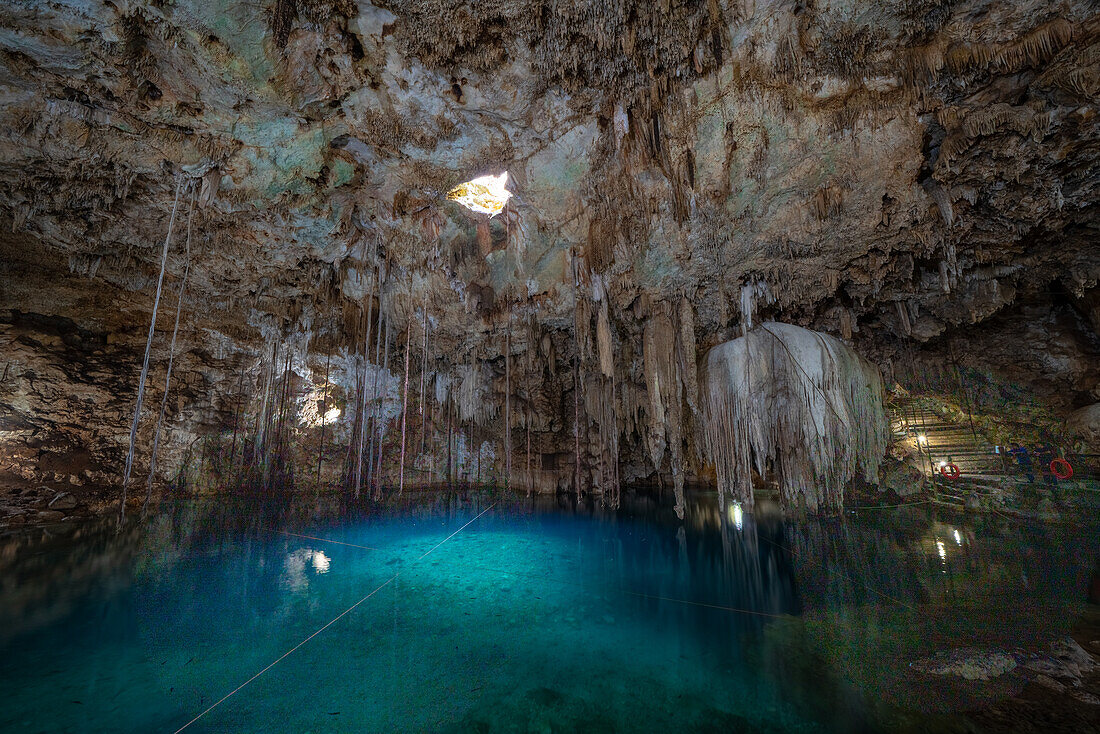 Stalagtit-Mineralformationen über der Cenote Xkeken bei Dzitnup, Yucatan, Mexiko. Die Maya glaubten, dass diese unterirdischen Becken das Tor zur Unterwelt sind.
