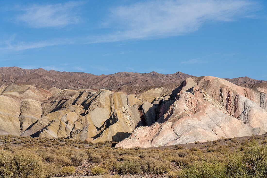 Farbenfrohe geologische Formationen auf dem Berg der sieben Farben in der Nähe von Calingasta, Provinz San Juan, Argentinien.