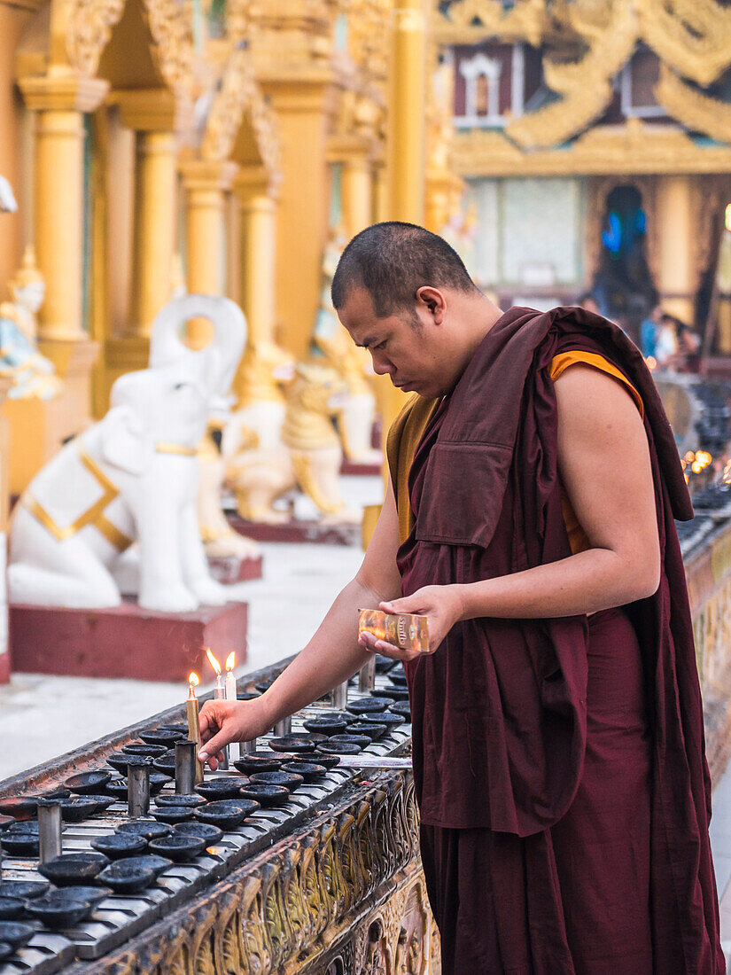 Buddhistischer Mönch beim Gebet in der Shwedagon-Pagode (auch bekannt als Shwedagon Zedi Daw oder Goldene Pagode), Yangon (Rangun), Myanmar (Birma)