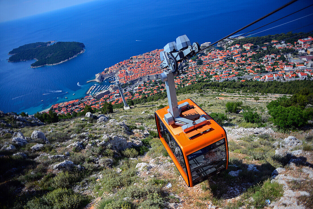 Dubrovnik Cable Car, eine 4-minütige Fahrt bringt die Besucher 778 Meter hoch auf ein Plateau mit Blick auf die Altstadt und ein Restaurant.