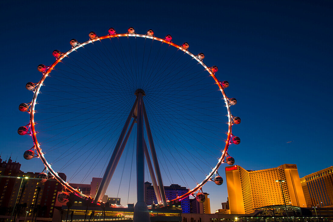 The High Roller at the Linq, ein Restaurant- und Einkaufsviertel im Zentrum des Las Vegas Strip auf , The High Roller ist das größte Aussichtsrad der Welt