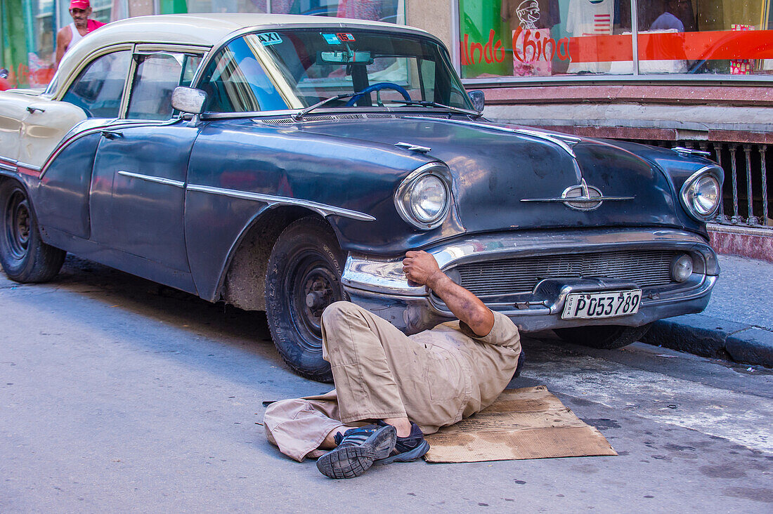 Alter amerikanischer Oldtimer auf einer der Straßen von Havanna in Kuba. Es gibt fast 60.000 amerikanische Oldtimer in Kuba