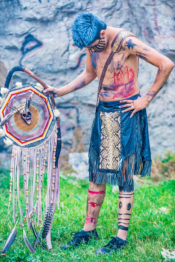 Amerikanischer Ureinwohner in traditioneller Tracht nimmt am Festival von Valle del Maiz in San Miguel de Allende, Mexiko, teil.