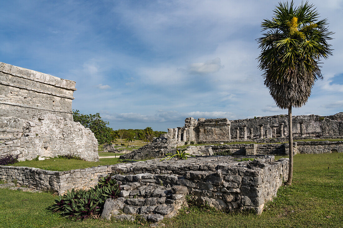 Eine zeremonielle Plattform in den Ruinen der Maya-Stadt Tulum an der Küste des Karibischen Meeres. Tulum-Nationalpark, Quintana Roo, Mexiko. Dahinter befindet sich das Haus der Säulen. Links ist der Tempel der Fresken zu sehen.