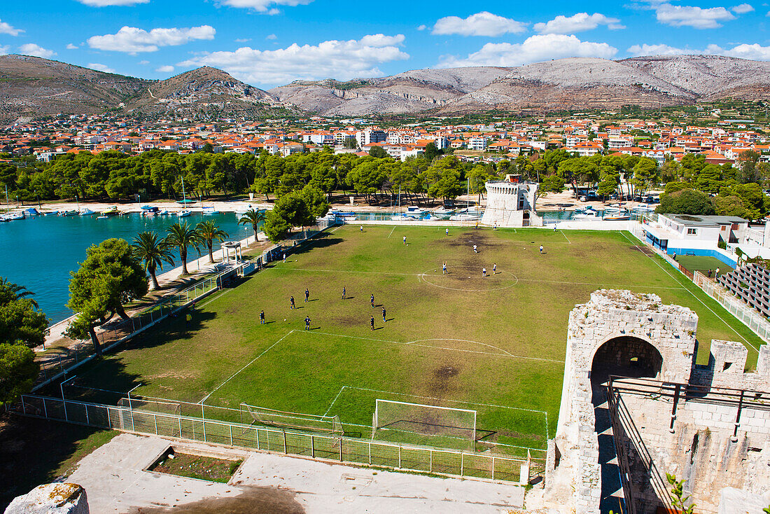 Fußballplatz von Trogir, Trogir, Dalmatinische Küste, Kroatien, Europa. Dieses Foto des atemberaubend gelegenen Fußballplatzes von Trogir wurde von der Festung Kamerlengo (Gradina Kamerlengo) auf der Obala Bana Berislavica aufgenommen.