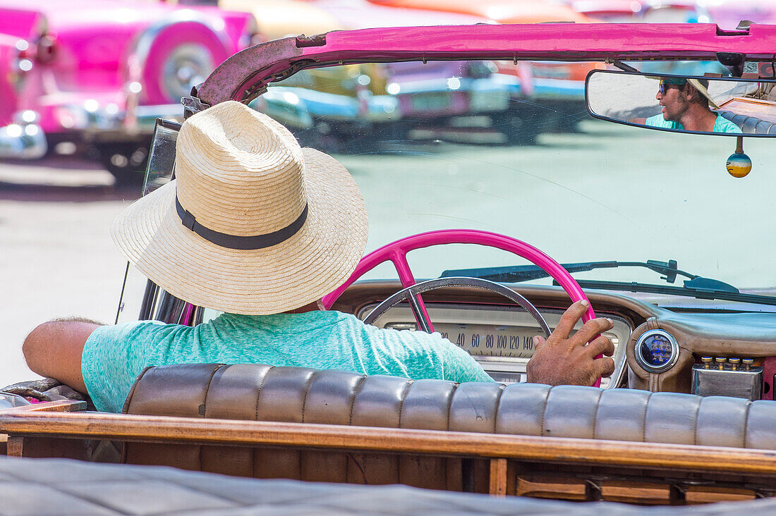 Alter amerikanischer Oldtimer auf einer der Straßen von Havanna in Kuba. Es gibt fast 60.000 amerikanische Oldtimer in Kuba
