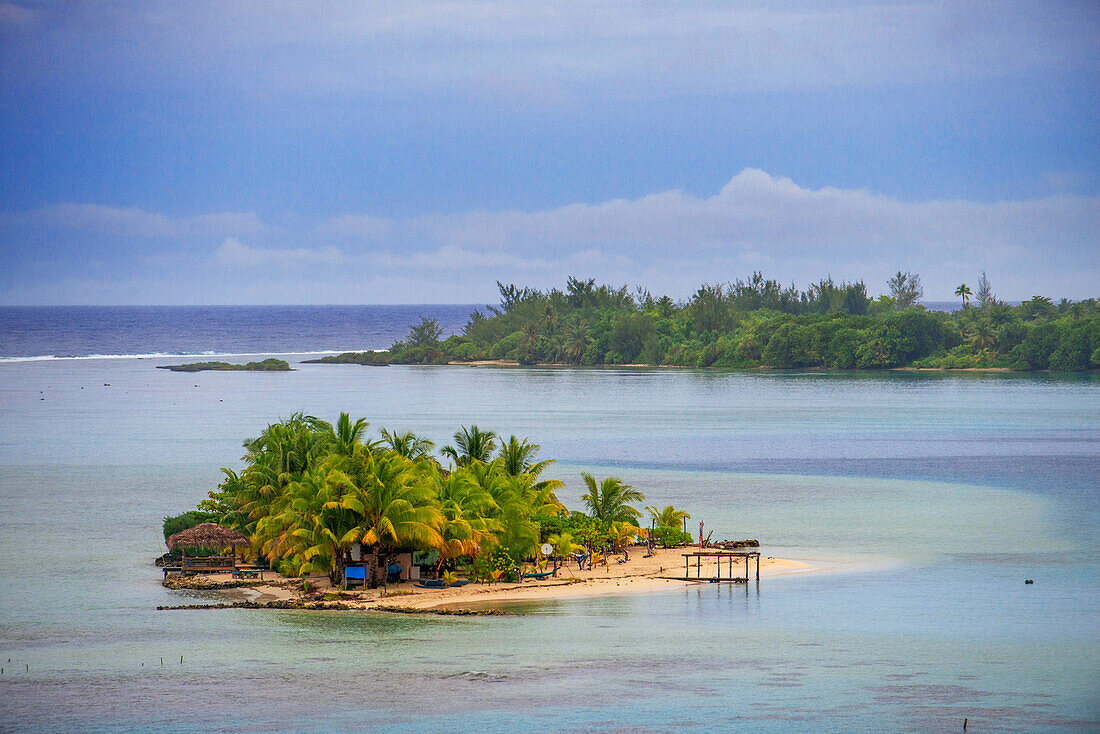 Kleine idyllische Insel Motu auf der Insel Huahine, Gesellschaftsinseln, Französisch-Polynesien, Süden. Küstenlinie und Lagune der Insel Huahine in der Nähe der Maroe-Bucht, Südpazifik, Ozeanien