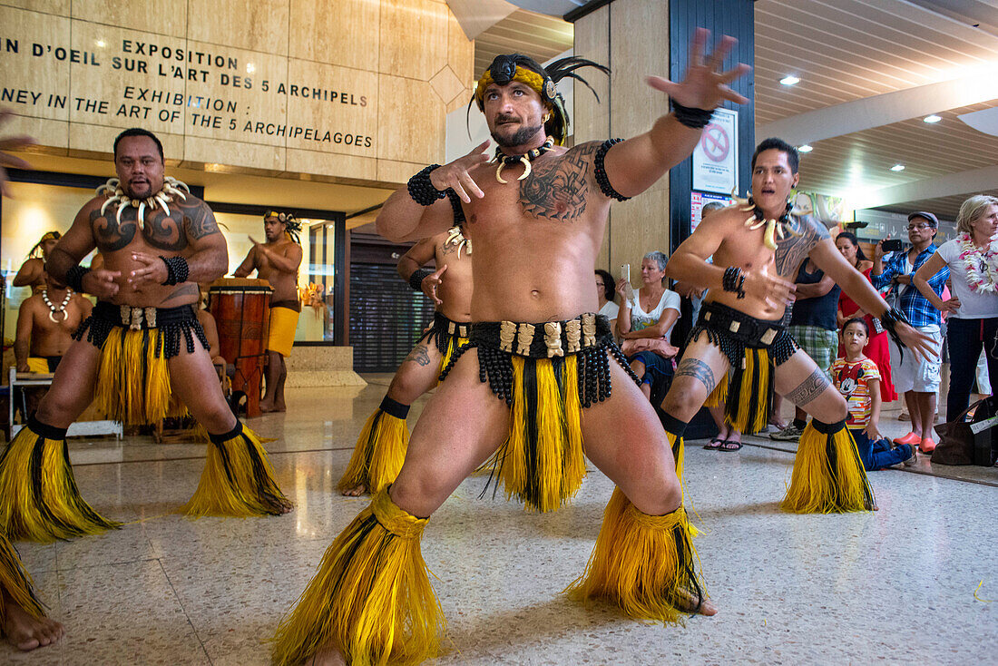 Insel Tahiti, touristischer Empfang mit Musik und Tänzen am Flughafen Faaa Papeete Französisch-Polynesien Frankreich