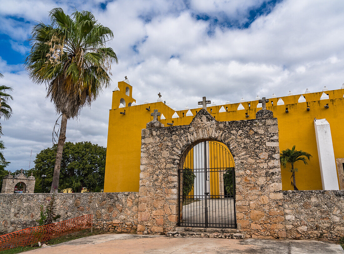 Die Kolonialkirche St. Peter der Apostel wurde im 17. Jahrhundert von den Franziskanern in Cholul, Yucatan, Mexiko, erbaut.