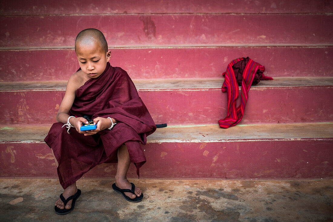 Junge Mönche spielen Computerspiele, Pindaya, Shan-Staat, Myanmar (Birma)