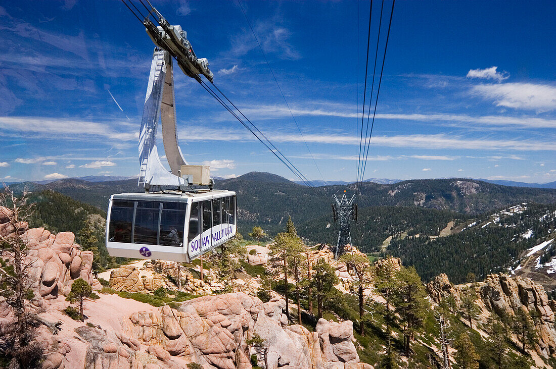 Seilbahnfahrt vom Dorf Squaw Valley zum High Camp; Squaw Valley, Kalifornien.