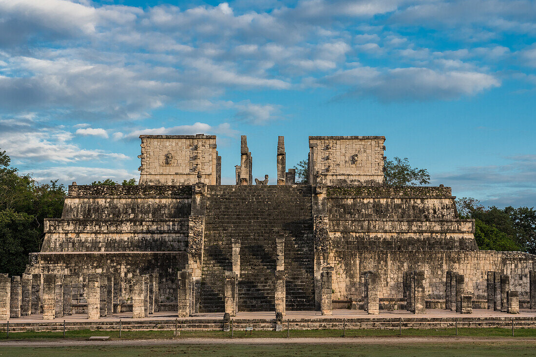 Eine Statue von Chac Mool, flankiert von zwei Kukulkan-Schlangensäulen auf dem Tempel der Krieger in den Ruinen der großen Mayastadt Chichen Itza, Yucatan, Mexiko. Die prähispanische Stadt Chichen-Itza gehört zum UNESCO-Weltkulturerbe.