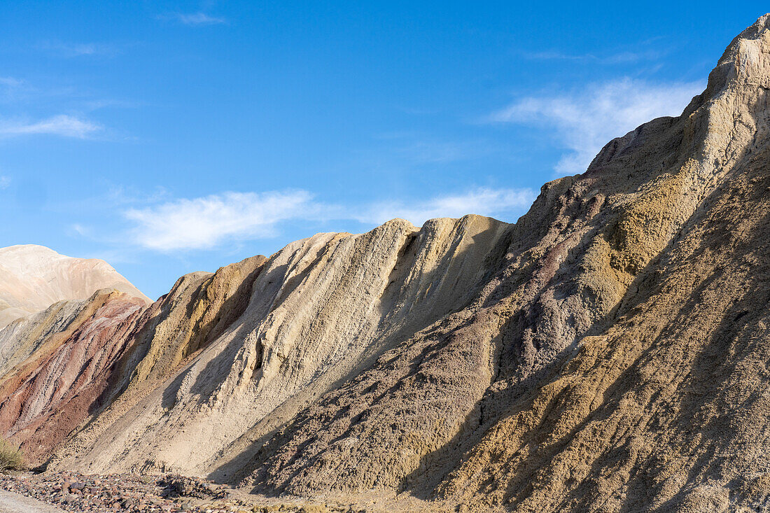 Farbenfrohe geologische Formationen am Berg der sieben Farben bei Calingasta, Provinz San Juan, Argentinien.