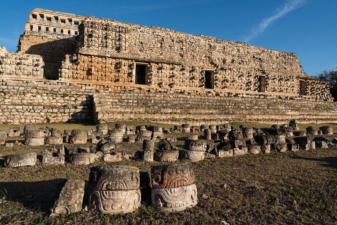 Der Palast der Masken oder Codz Poop, was so viel bedeutet wie "die gerollten Matten", in den prähispanischen Maya-Ruinen von Kabah - Teil der prähispanischen Stadt Uxmal, UNESCO-Welterbe in Yucatan, Mexiko.