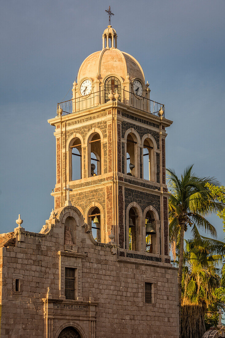 Misi?n de Nuestra Se?ora de Loreto Conch? in Loreto, Baja California Sur, Mexiko. Loreto wurde 1697 von dem Jesuitenmissionar Juan Mar?a de Salvatierra in der Eingeborenensiedlung Concho gegründet und war die erste spanische Stadt und Mission, die erfolgreich in Baja errichtet wurde.