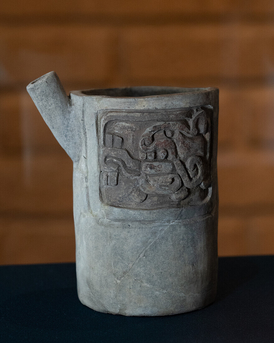 Eine Keramikvase mit einer Jaguar-Glyphe aus den Ruinen der zapotekischen Stadt Atzompa im Museo Comunitario Santa Maria Atzompa, Oaxaca, Mexiko.