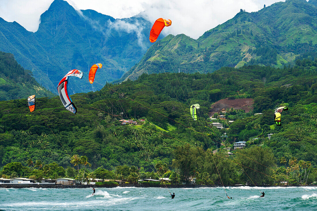 Kitesurfer in Tahara Belvedere, Tahiti Nui, Gesellschaftsinseln, Französisch-Polynesien, Südpazifik. Blick auf den schwarzen Sandstrand Lafayette vom Point de View du Tahara'a Belvedere, Tahiti