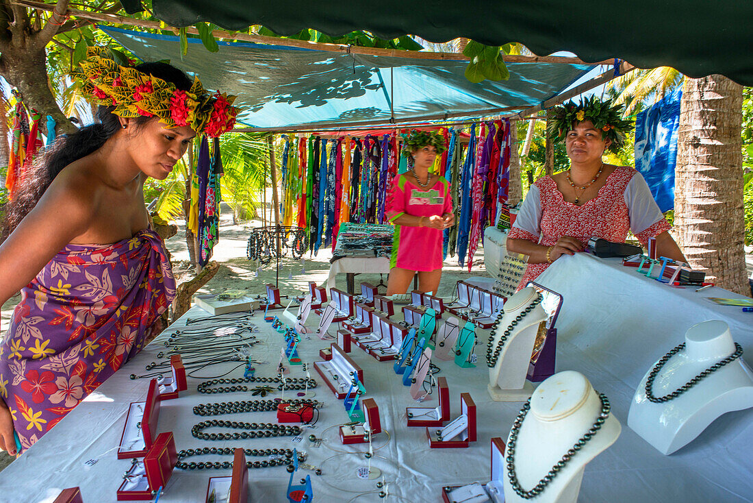 Insel Taha'a, Französisch-Polynesien. Einheimischer Perlenverkäufer auf dem Motu Mahana, Taha'a, Gesellschaftsinseln, Französisch-Polynesien, Südpazifik.