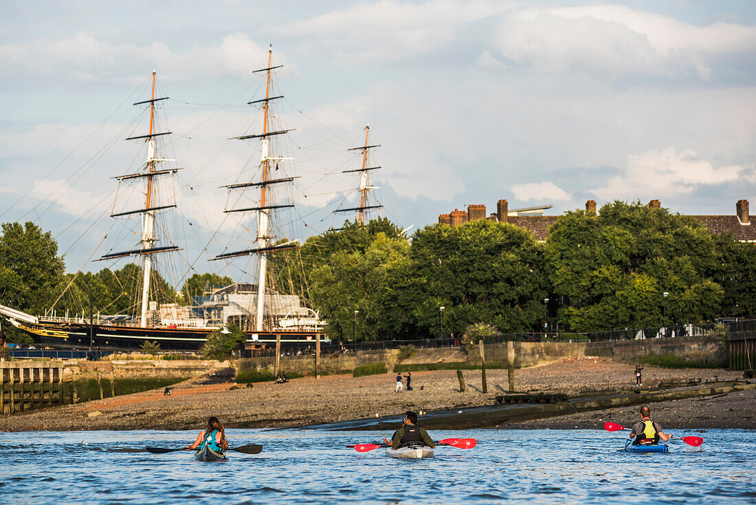 Kajakfahren auf der Themse bei der Cutty Sark, Greenwich, London, England