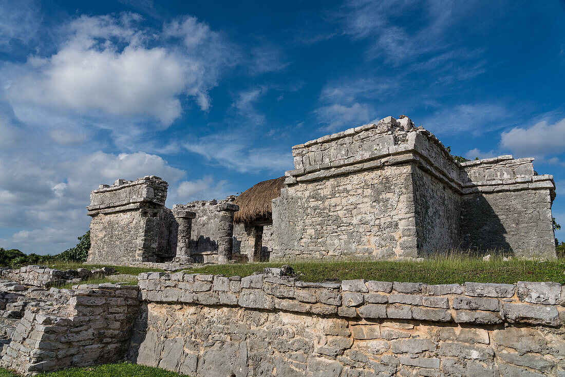 Das Haus des Chultun in den Ruinen der Maya-Stadt Tulum an der Küste des Karibischen Meeres. Tulum-Nationalpark, Quintana Roo, Mexiko. Es ist über einer Chultun oder Zisterne gebaut, die Wasser enthält. Ein großer Stachelschwanzleguan sonnt sich auf der Spitze des Daches rechts.