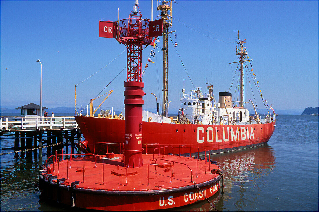 Boje der US-Küstenwache und Schiff Columbia im Columbia River Maritime Museum; Astoria, Oregon.