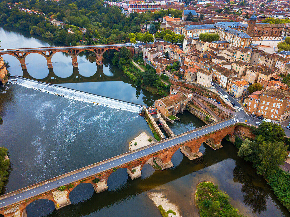 Der Fluss Tarn durchquert die Stadt Albi. Die Brücke Pont Vieux und die Kirche Notre Dame du Breuil im Dorf Tarn, Occitanie Midi Pyrenees Frankreich.