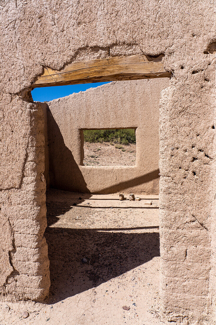 Architektonisches Detail einer verlassenen Lehmbau-Hacienda in der Nähe von Calingasta, Provinz San Juan, Argentinien.