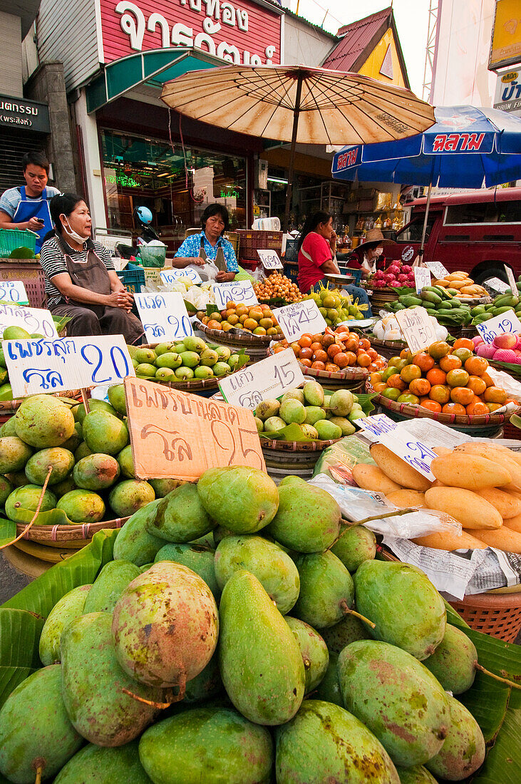 Obstverkäufer auf dem Pratu Chiang Mai Morgenmarkt in Chiang Mai, Thailand.