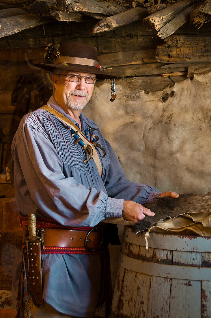 Sherwin Smith, ehrenamtlicher Mitarbeiter, in der typischen Arbeitskleidung eines Pioniers aus den 1850er Jahren im Fort Benton National Historic Landmark; Fort Benton, Montana.