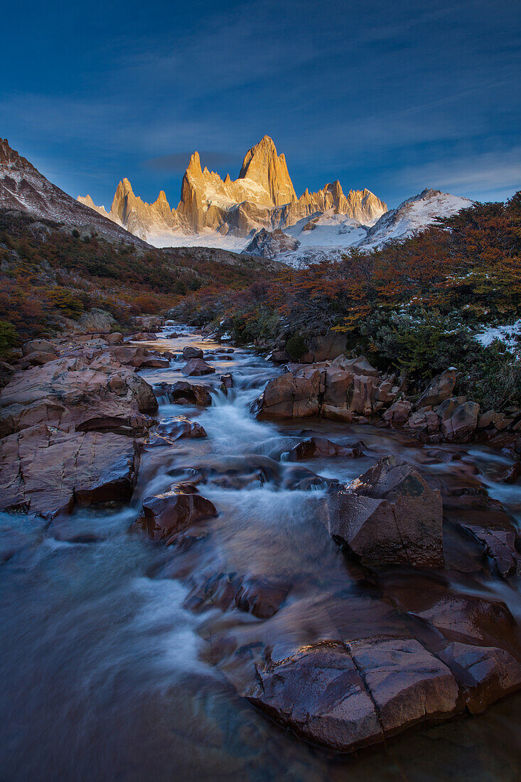 Das Fitz Roy Massiv im ersten Licht des Sonnenaufgangs. Nationalpark Los Glaciares in der Nähe von El Chalten, Argentinien. Ein UNESCO-Weltnaturerbe in der Region Patagonien in Südamerika. Der Berg Fitz Roy ist der höchste Gipfel in der Mitte. Der Bach im Vordergrund ist der Arroyo del Salto.