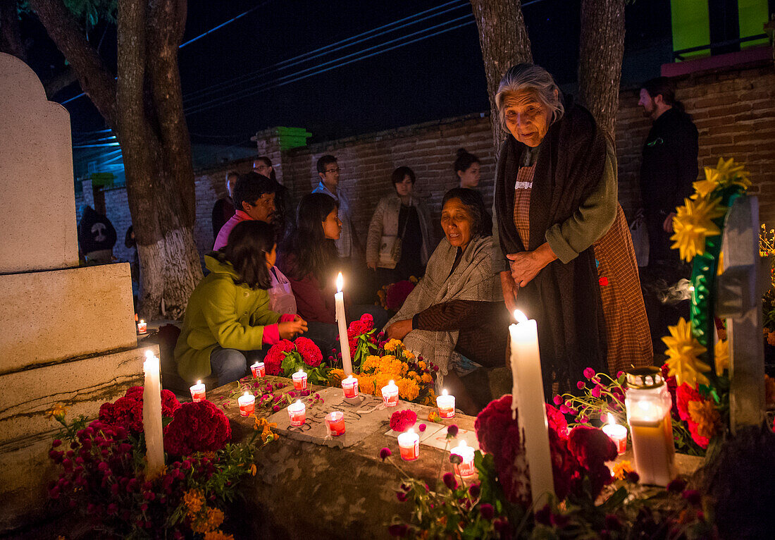 Mexikanische Frau auf einem Friedhof während des Tags der Toten in Oaxaca, Mexiko