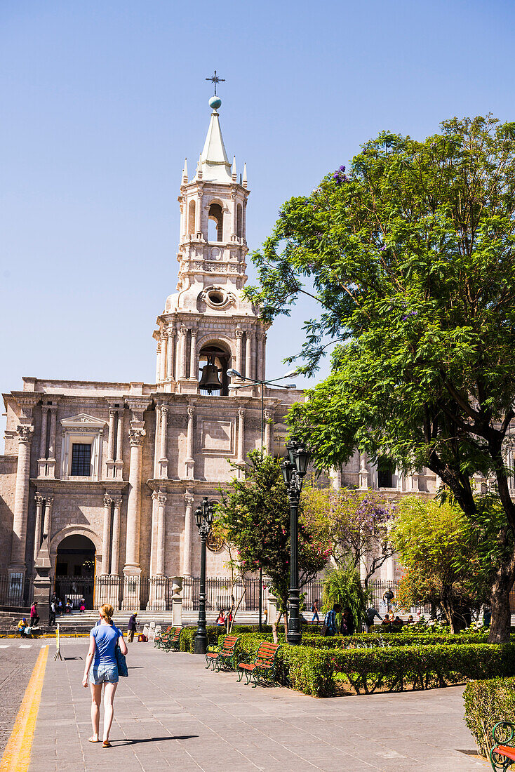 Frau beim Sightseeing auf der Plaza de Armas, Arequipa, Peru