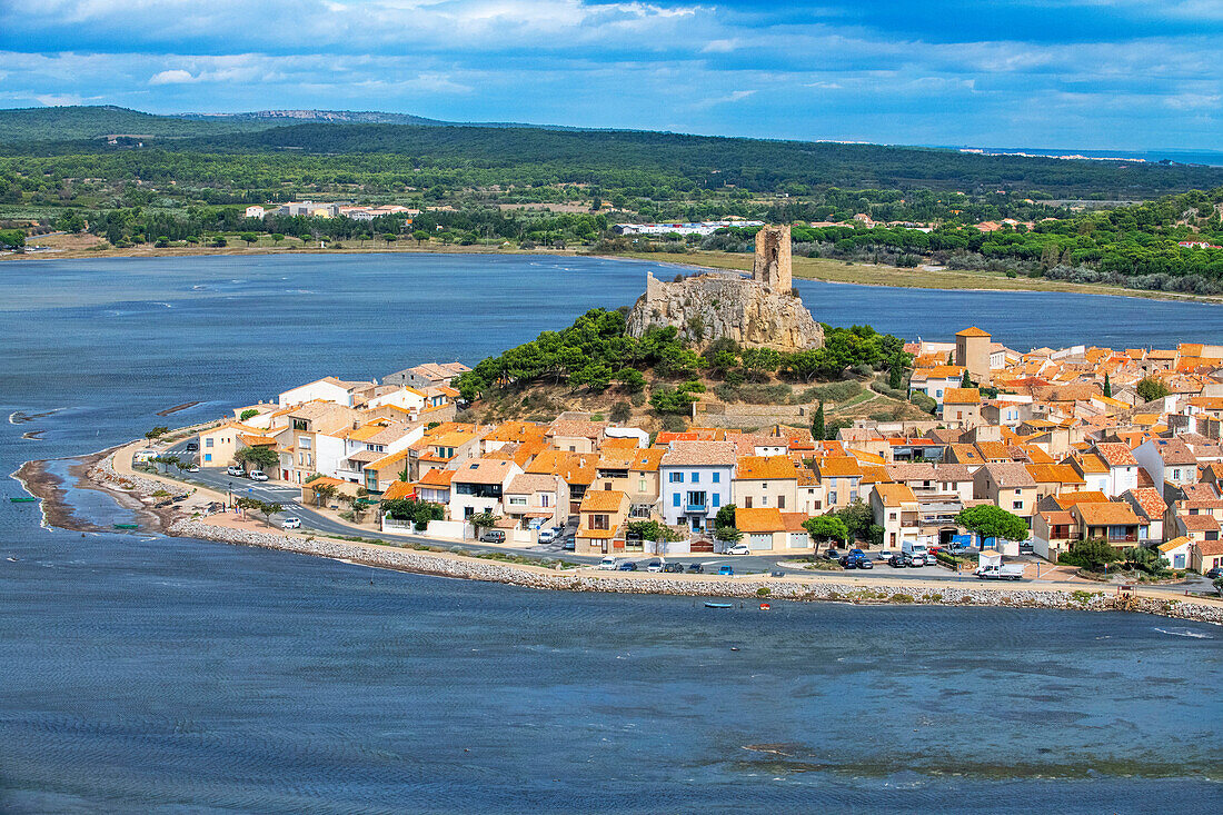 Blick auf den Wachturm von Gruissan im Languedoc-Roussillon, Frankreich, Aude, Gruissan, Dorf in der Circulade zeugt von einem mittelalterlichen Ursprung, strategisches Zeichen der Verteidigung und christliches Symbol