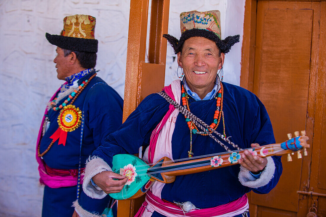 Ladakhi mit traditionellen Kostümen nehmen am Ladakh-Festival in Leh, Indien, teil