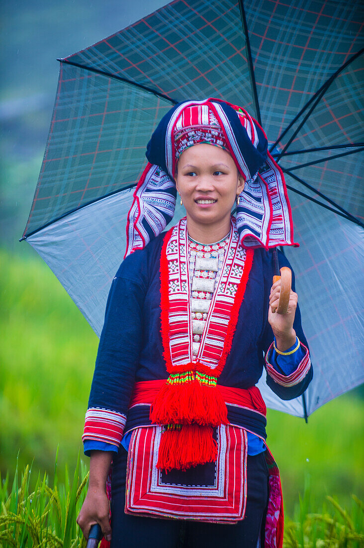 Frau aus der Minderheit der Roten Dao in einem Dorf bei Ha Giang in Vietnam