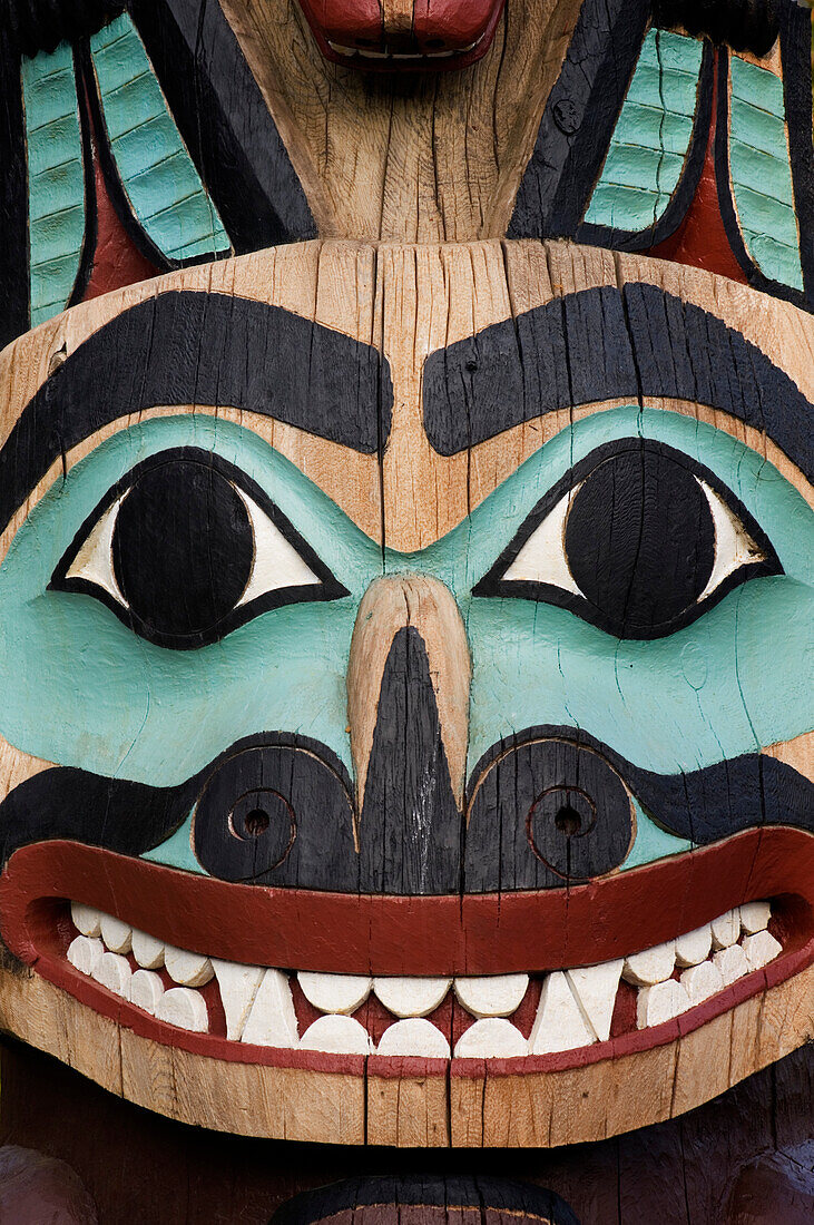 Detail eines Tlingit-Totempfahls im Saxman Totem Park, Ketchikan, Alaska.