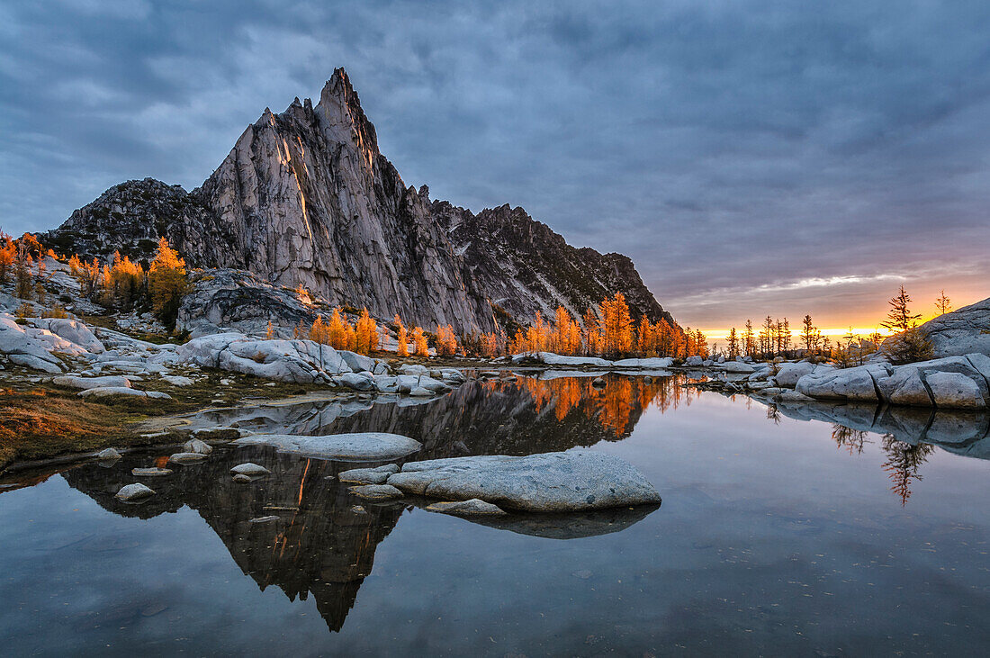 Prusik Peak, Gnome Tarn und alpine Lärchen bei Sonnenaufgang; The Enchantments, Alpine Lakes Wilderness, Washington.