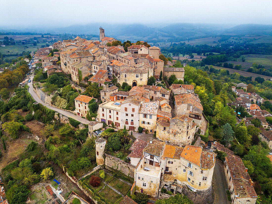 Luftaufnahme von Cordes sur Ciel, mit der Aufschrift Die schönsten Dörfer Frankreichs, Tarn, Occitanie, Frankreich