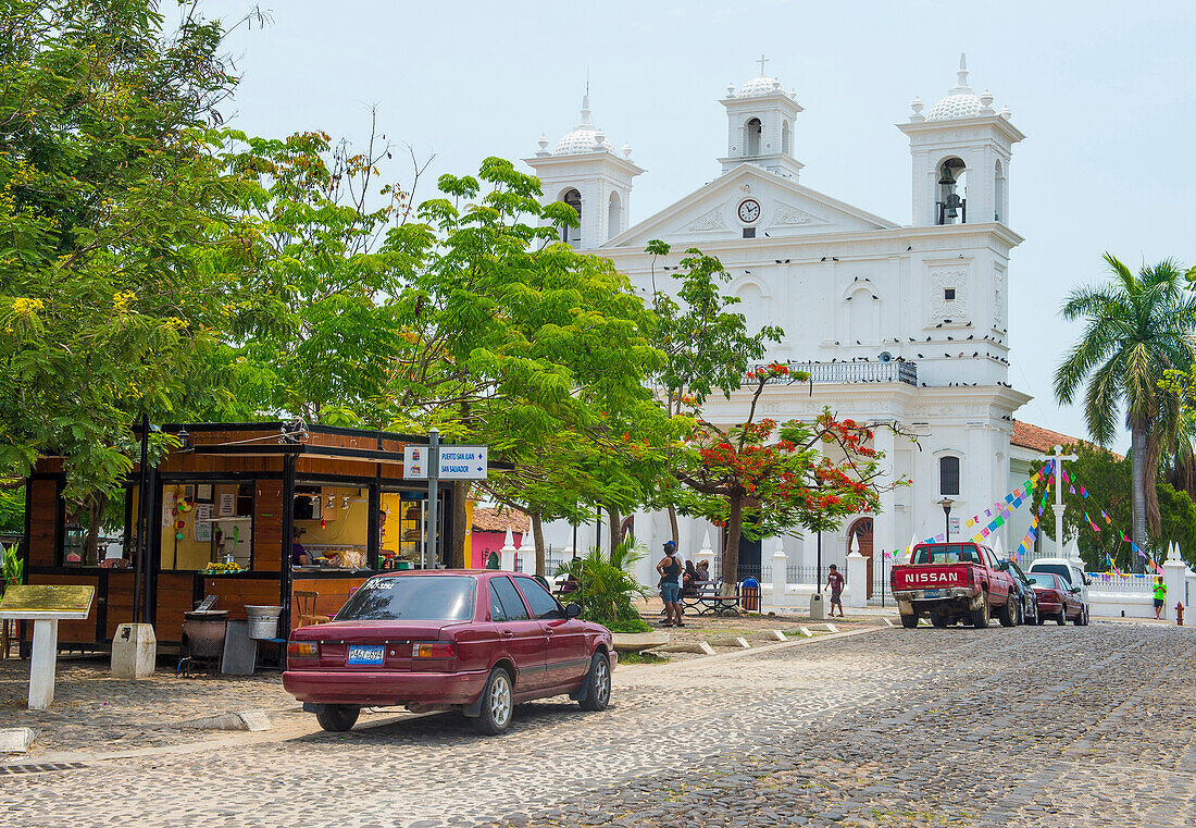 Straßenansicht von Suchitoto El Salvador. Die Kolonialstadt Suchitoto wurde von den Spaniern im 18.