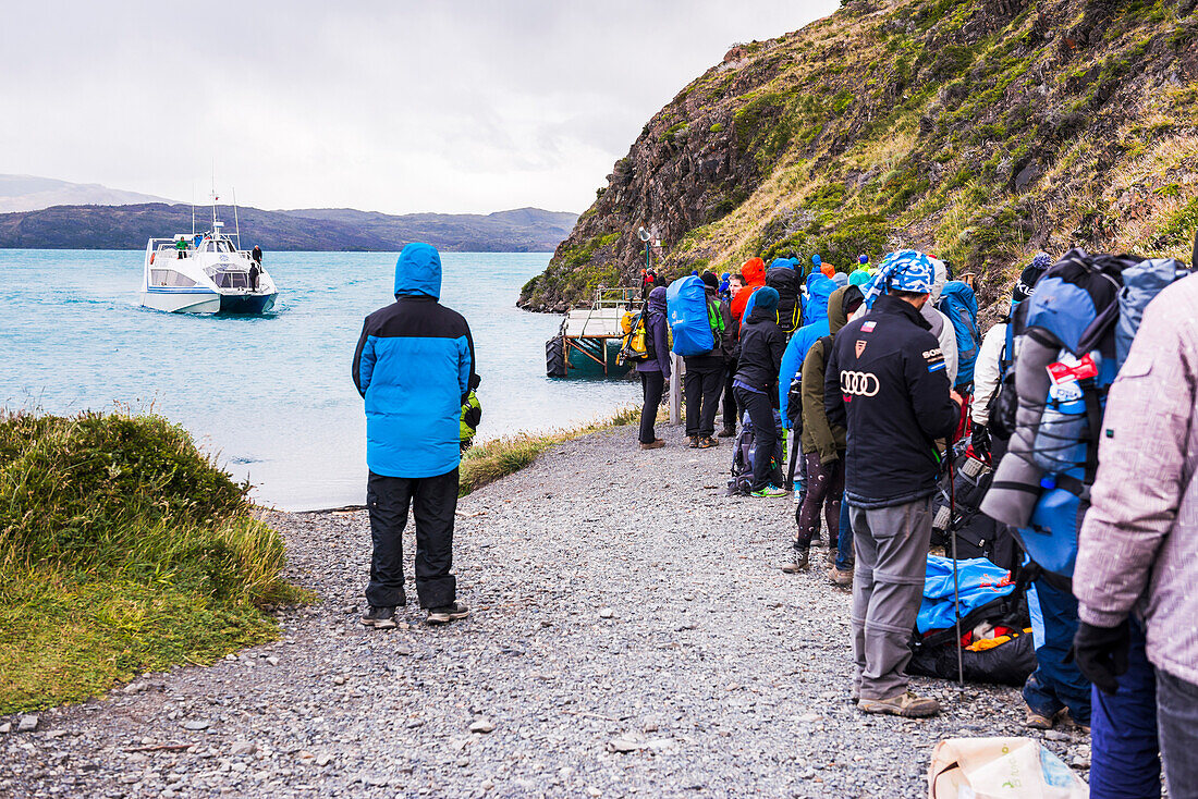 Fähre zum Pehoe-See, die auf Wanderer wartet, die den Torres del Paine-Nationalpark verlassen wollen, Patagonien, Chile