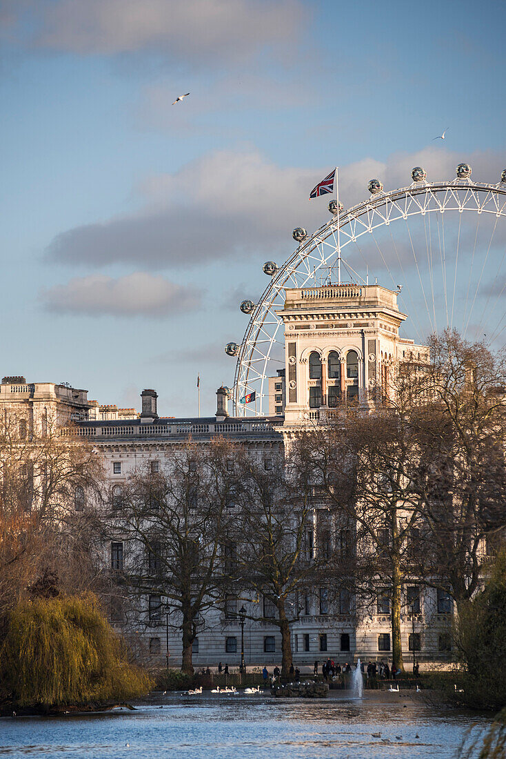 Her Majestry's Treasury und das London Eye, gesehen vom St. James's Park, London, England