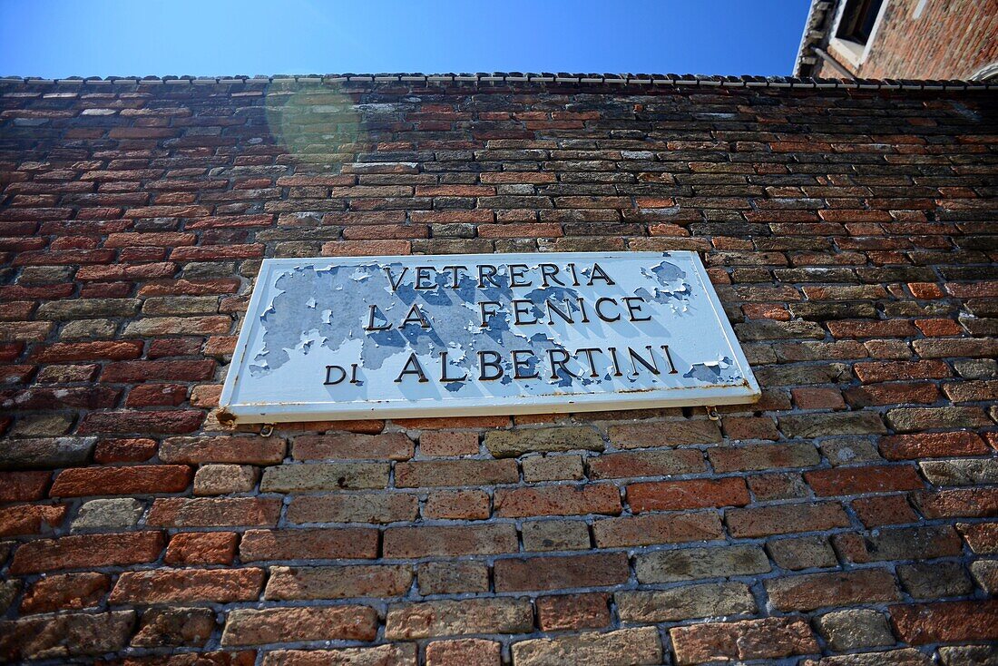 Straßenschild mit der Aufschrift "Vetreria La Fenice Di Albertini" in Murano, Venedig, Italien