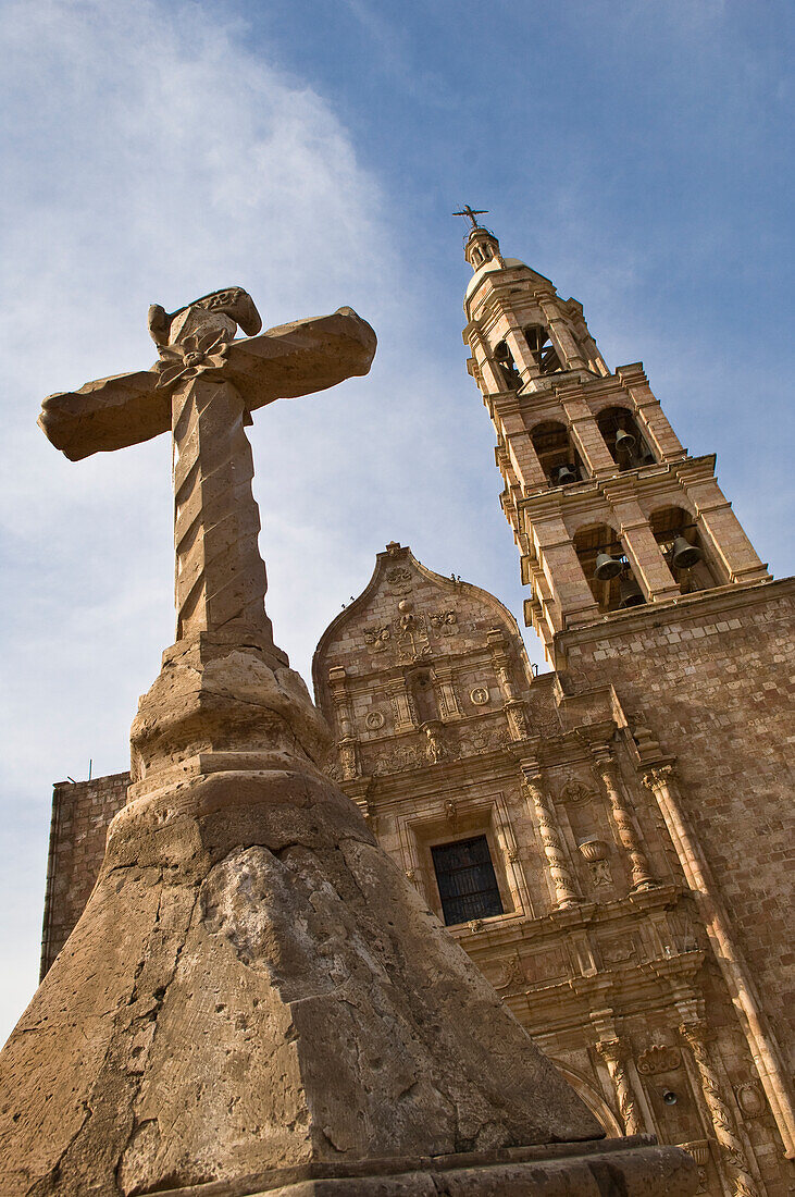 Kreuz und Fassade der Kirche Nuestra Se?ora del Rosario in der Stadt El Rosario, südlich von Mazatlan, Sinaloa, Mexiko.