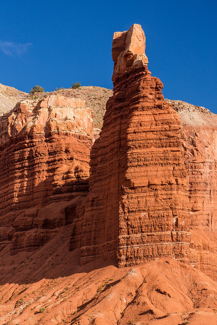 Chimney Rock, ein Sandsteinturm im Capitol Reef National Park in Utah.